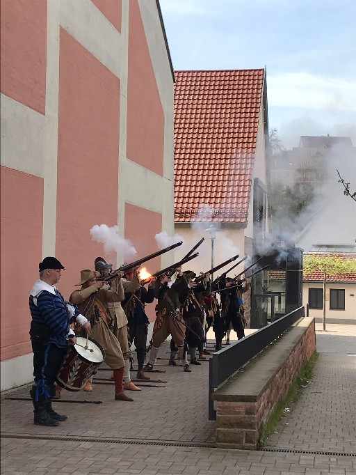 Regimetn Wolf schießt korrekt Salut. Mömlingen 2024 (Foto Landes-Aktuar)