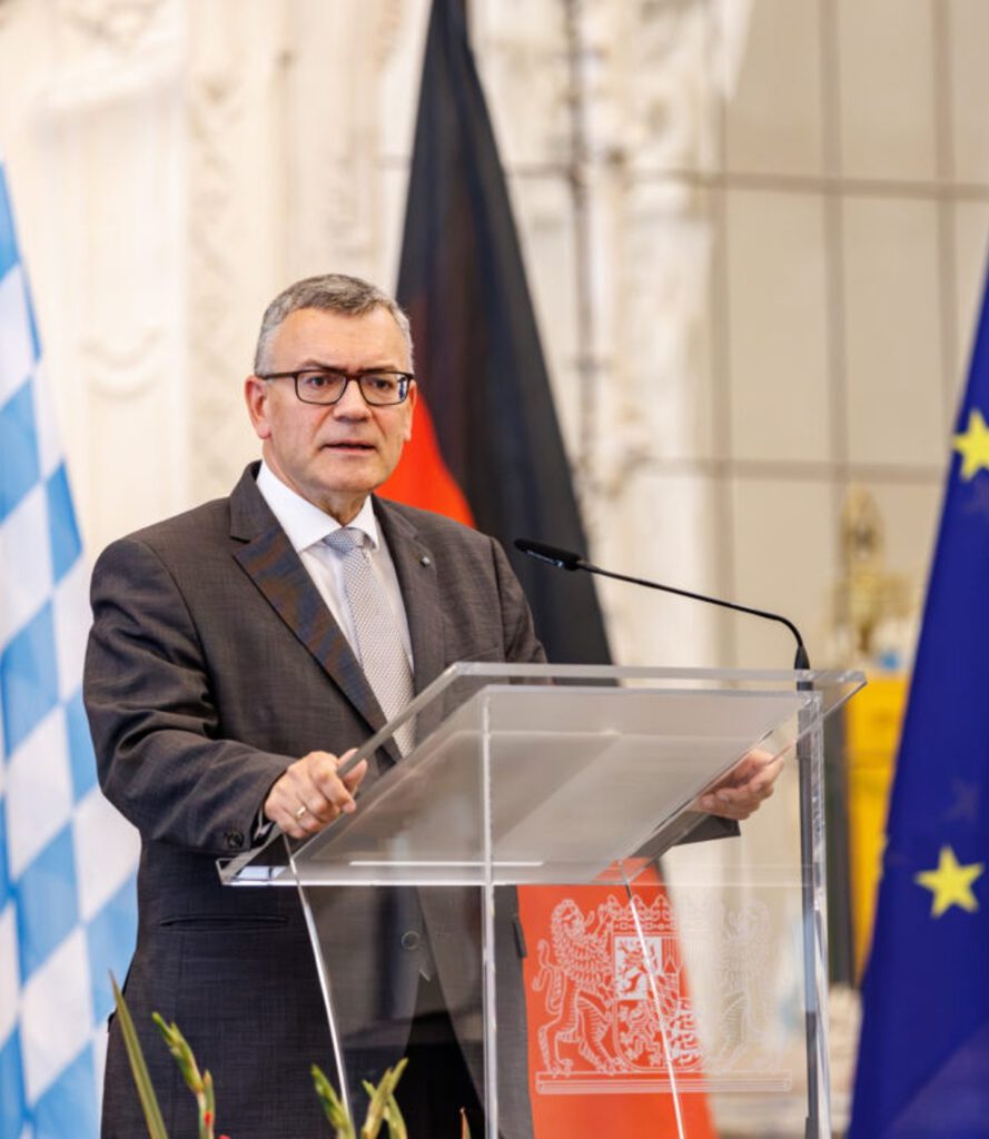 Grußwort von Dr. Florian Hermann