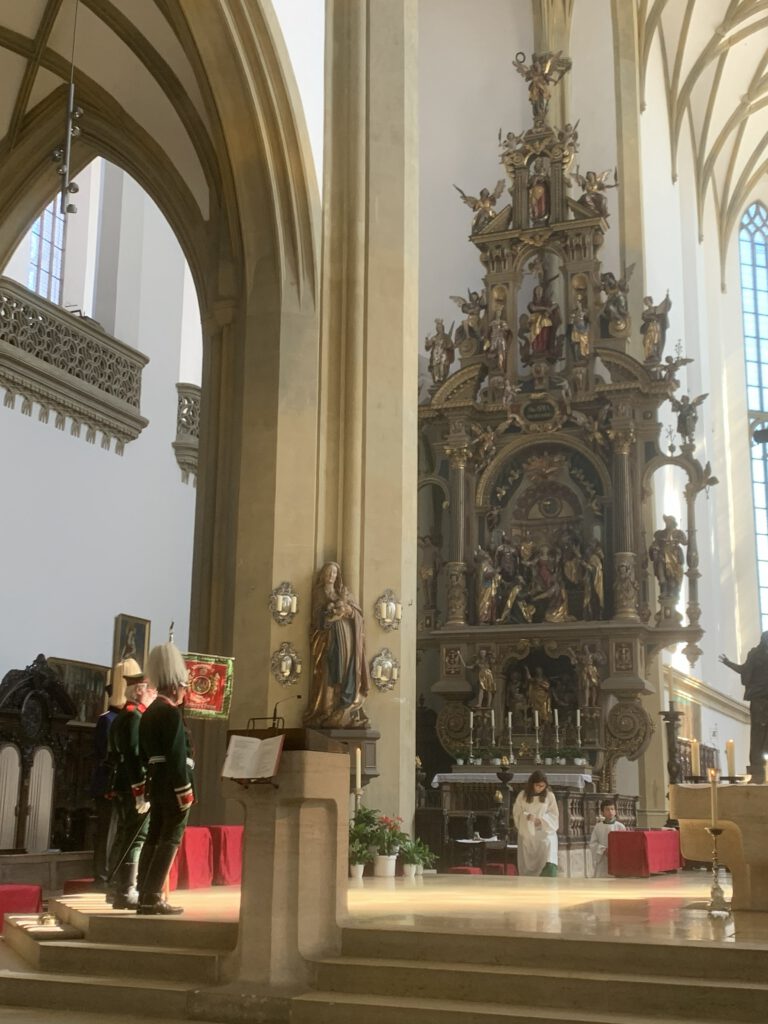 Die Fahnenabordnung der 4. Cheveaulegers nimmt im Altarraum links Aufstellung.